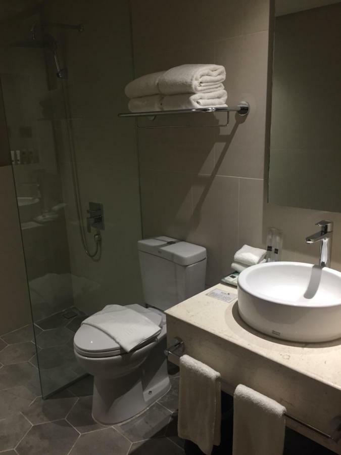 Acacia Hotel Баколод Экстерьер фото